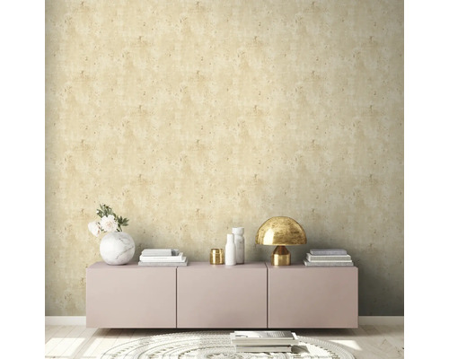 Wohnraum mit gemusterter Tapete, Kommode, Lampe und Dekoration