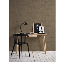 Bureau avec bureau, chaise, lampe et décoration devant un mur à motifs