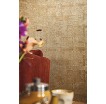 Gros plan d''un mur avec du papier peint aspect pierre derrière un fauteuil.