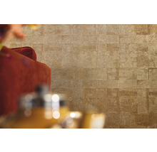 Vue du sol avec des carreaux et une partie d''un canapé