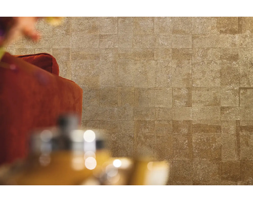 Vue du sol avec des carreaux et une partie d''un canapé