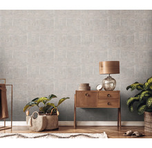 Intérieur avec papier peint à motifs, commode en bois, lampe et plantes