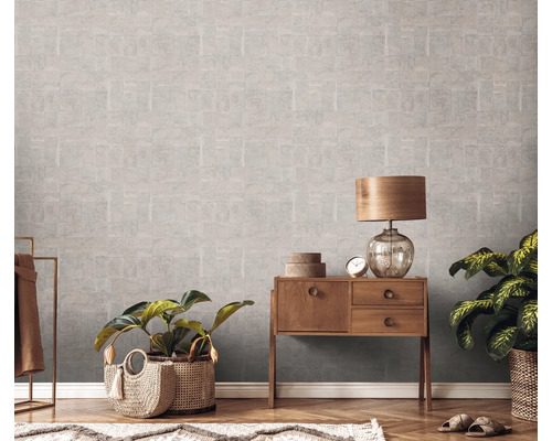 Intérieur avec papier peint à motifs, commode en bois, lampe et plantes