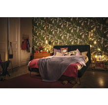 Schlafzimmer mit Bett, Nachttisch und gemusterter Tapete