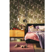 Schlafzimmer mit gemusterter Tapete, Bett und Kommode