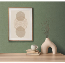 Dekoratives Stillleben mit einem Bild, einer Vase und einer Tasse auf einem Tisch.