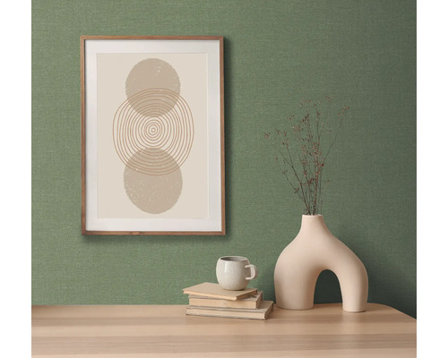 Dekoratives Stillleben mit einem Bild, einer Vase und einer Tasse auf einem Tisch.