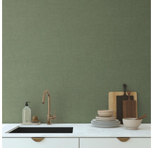 Küchenszene mit Spüle, Armatur, Geschirr und grüner Wand