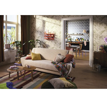 Wohnzimmer mit Sofa, Couchtisch und dekorativen Elementen für eine gemütliche Atmosphäre.