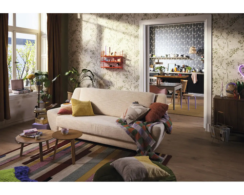 Wohnzimmer mit Sofa, Couchtisch und dekorativen Elementen für eine gemütliche Atmosphäre.