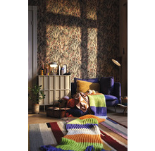 Wohnzimmer mit gemusterter Tapete, Sofa und Teppich