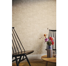 Szene mit gemusterter Tapete, Stühlen und einem Tisch mit Blumen