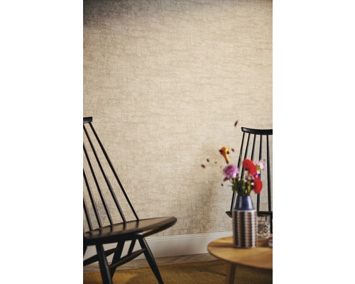 Szene mit gemusterter Tapete, Stühlen und einem Tisch mit Blumen