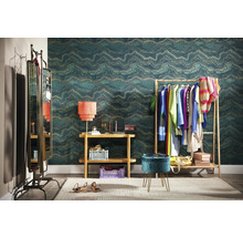 Einrichtungsbeispiel eines Ankleidezimmers mit Kleiderständer, Spiegel, Konsole, Lampe, Hocker und gemusterter Tapete.