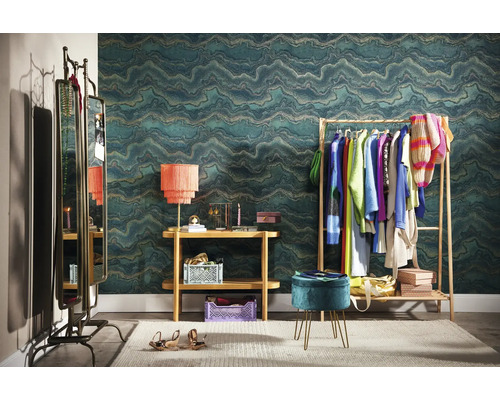 Einrichtungsbeispiel eines Ankleidezimmers mit Kleiderständer, Spiegel, Konsole, Lampe, Hocker und gemusterter Tapete.