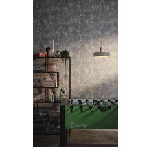 Raumansicht mit grauer gemusterter Tapete, Regal, Lampe und Tischfußball