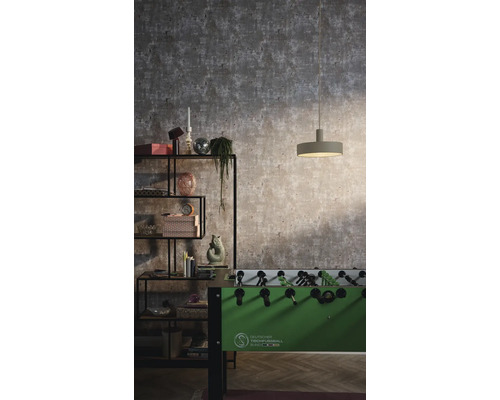 Raumansicht mit grauer gemusterter Tapete, Regal, Lampe und Tischfußball