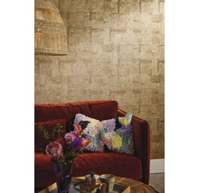 Salon avec papier peint imitation pierre, canapé et décorations.