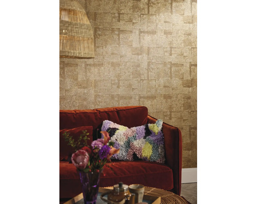 Salon avec papier peint imitation pierre, canapé et décorations.