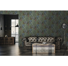 Wohnzimmer mit tropischer Blättertapete, Ledersofa und Stehlampe