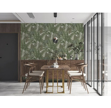 Esszimmer mit Esstisch, Stühlen, Kommode und Tapete mit Pflanzenmuster