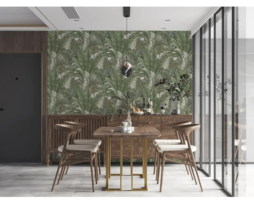 Esszimmer mit Esstisch, Stühlen, Kommode und Tapete mit Pflanzenmuster