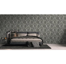 Schlafzimmer mit Bett und Tapete mit Pflanzenmuster