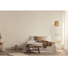 Helles Schlafzimmer mit Bett, Holzhocker und dekorativer Beleuchtung