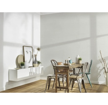 Helles Esszimmer mit Holztisch, Stühlen und weissem Wandregal mit Dekoration