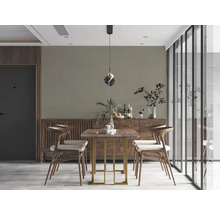 Esszimmer mit Holztisch, Stühlen und Sideboard im modernen Design