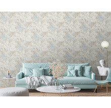 Wohnzimmer mit gemusterter Tapete, Sofa, Tisch und Dekorationen.