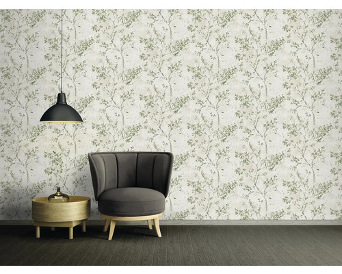 Einrichtungsidee mit Sessel, Beistelltisch und einer Tapete mit Blattmuster
