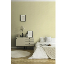 Schlafzimmer mit Bett, Kommode, rundem Teppich und Wanddekoration