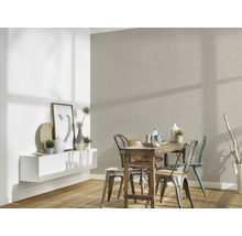 Esszimmer mit Holztisch und Stühlen vor einer strukturierten Wand