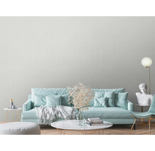 Helles Wohnzimmer mit Sofa, Sessel, Beistelltischen und Dekoration