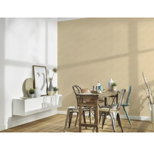 Esszimmer mit Holztisch, Stühlen und Wanddekoration