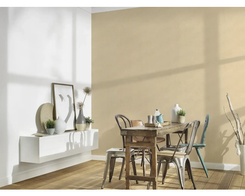 Esszimmer mit Holztisch, Stühlen und Wanddekoration