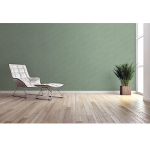 Heller Raum mit Sessel, Fußhocker, Zimmerpflanze und Wandtapete