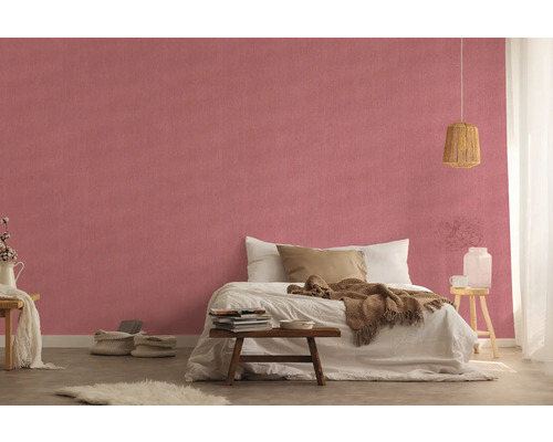 Helles Schlafzimmer mit Bett vor einer gemusterten Wandtapete