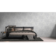 Schlafzimmer mit Bett und gemusterter Tapete