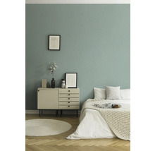 Schlafzimmer mit Bett, Kommode und Dekoration