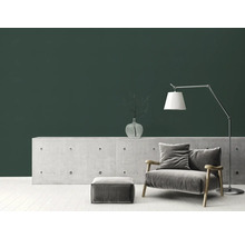 Wohnzimmer mit Sessel, Stehlampe und Betonkommode