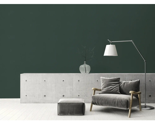 Wohnzimmer mit Sessel, Stehlampe und Betonkommode