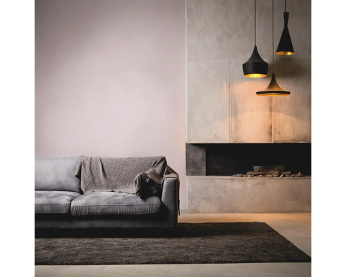 Wohnzimmer mit grauem Sofa, Teppich, Kamin und Hängelampen.