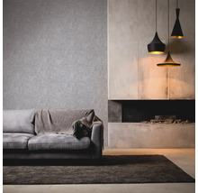 Wohnzimmer mit Sofa, Teppich, Tapete und Pendelleuchten