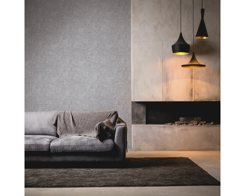 Wohnzimmer mit Sofa, Teppich, Tapete und Pendelleuchten