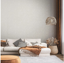 Wohnzimmer mit Sofa, Kissen, Decke, Lampe und Dekoration in gemütlichem Design.