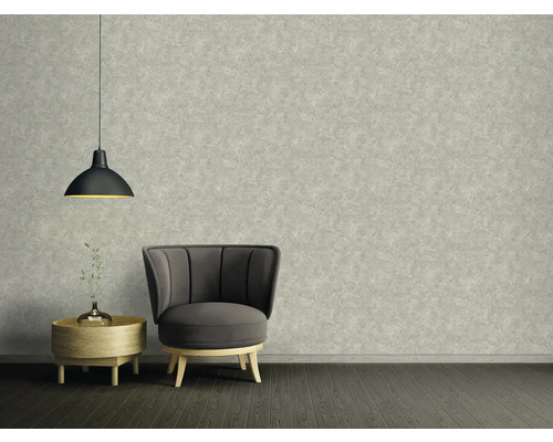 Szene mit Sessel, Beistelltisch, Lampe und gemusterter Tapete