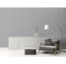 Graue Tapete im Wohnzimmer mit Sessel, Stehlampe und Beistelltisch