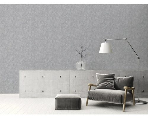 Graue Tapete im Wohnzimmer mit Sessel, Stehlampe und Beistelltisch